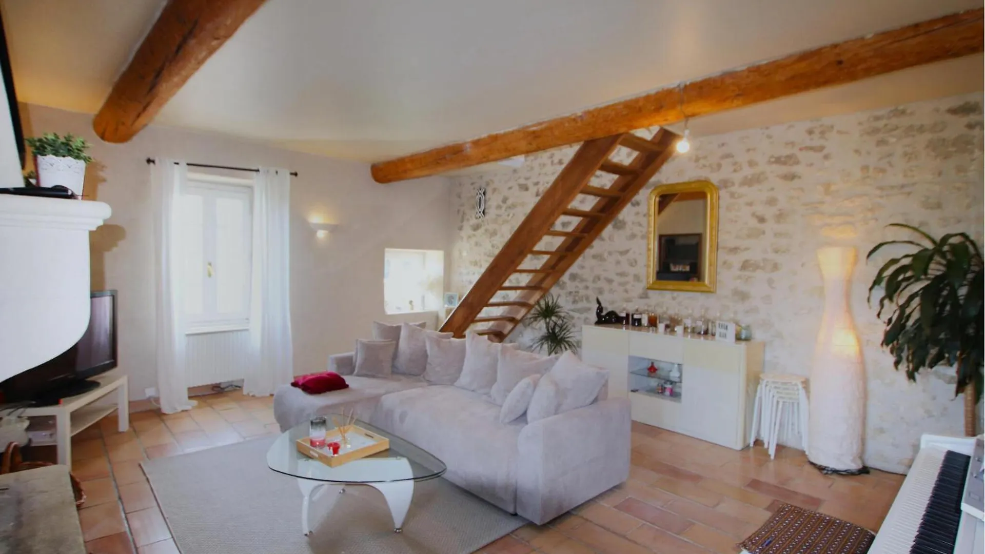 2 Bedroom Nice Home In Saint Restitut 0*, Saint-Restitut France
