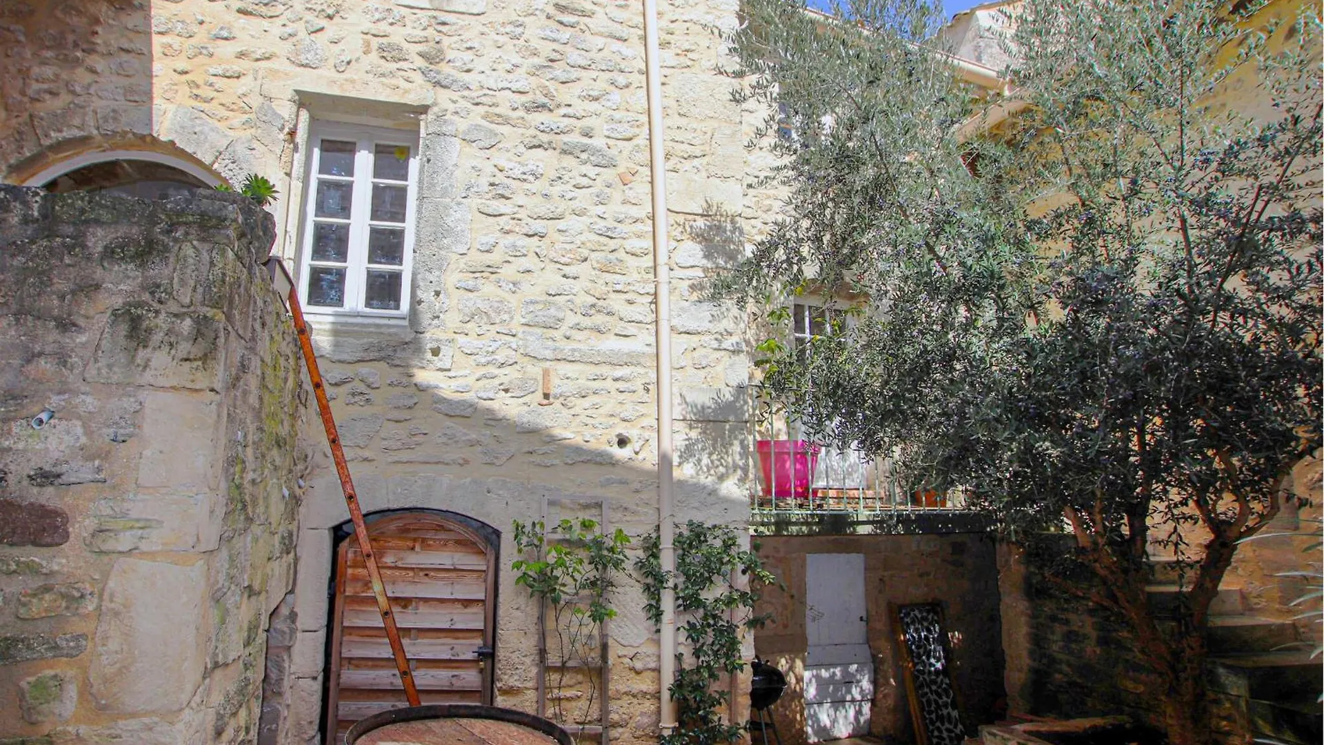 2 Bedroom Nice Home In Saint Restitut Saint-Restitut